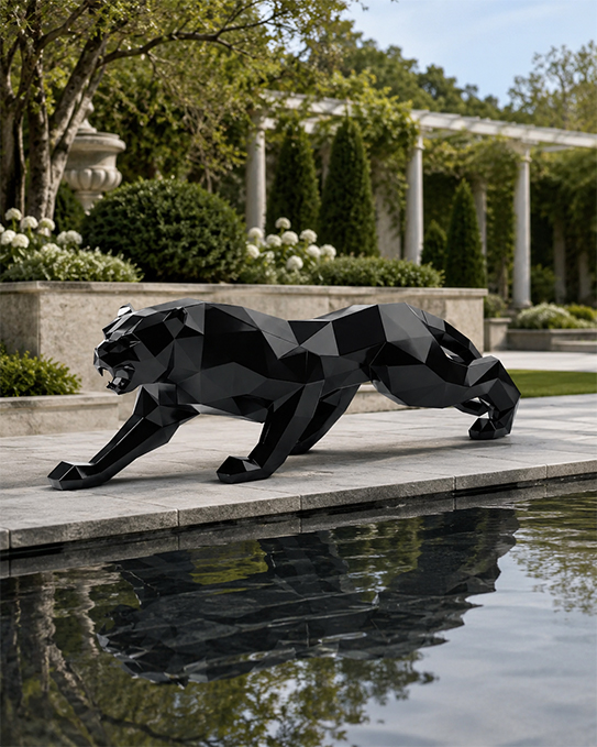 Sculpture Maroc de panthère noire installée dans un jardin contemporain au bord d’un bassin