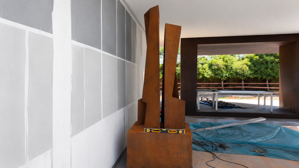Atelier Fabrication Sculpture avec installation d’une sculpture en acier Corten sur mesure