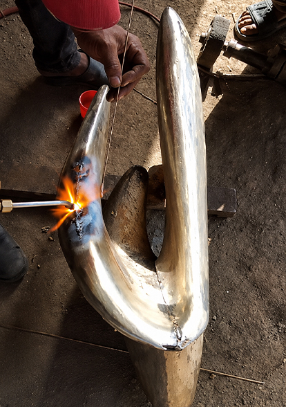 Atelier Fabrication Sculpture avec soudure d’une sculpture inox en cours de fabrication