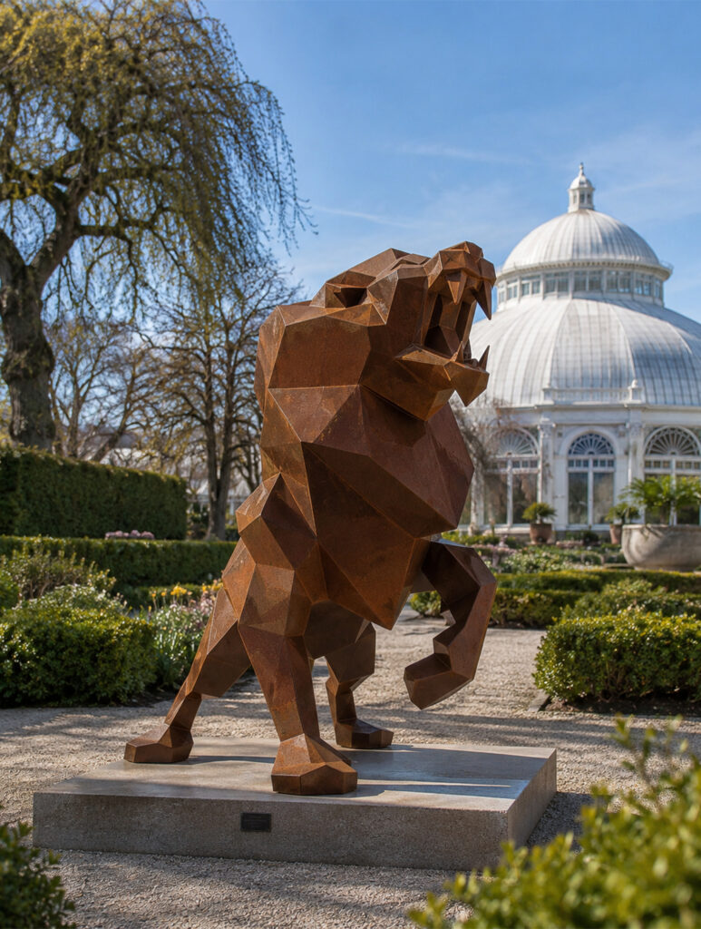 Conception sculpture sur mesure d’un lion polygonal en acier Corten installé dans un jardin