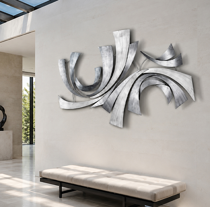 Conception sculpture sur mesure murale en inox installée dans un intérieur contemporain