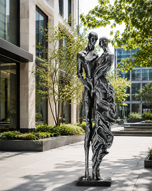 Sculpture figurative sur mesure représentant un couple dans un espace extérieur contemporain