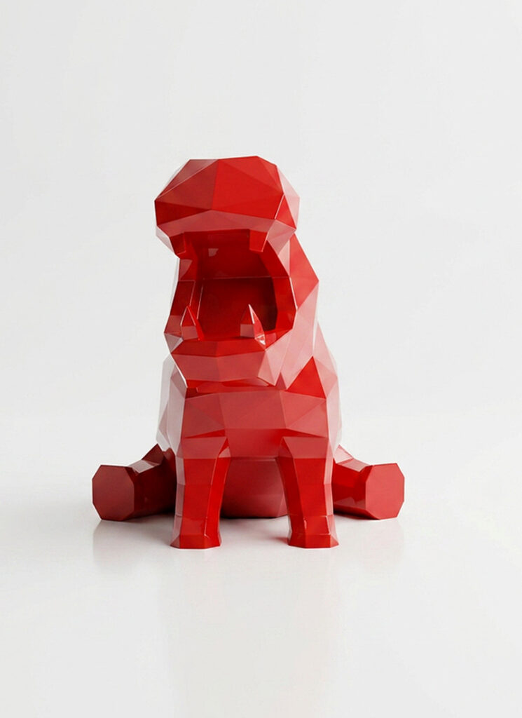 Sculpture animale rouge polygonale en résine sur fond blanc