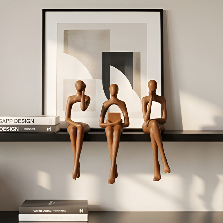 Sculpture Maroc représentant trois figurines humaines en bois posées sur une étagère décorative