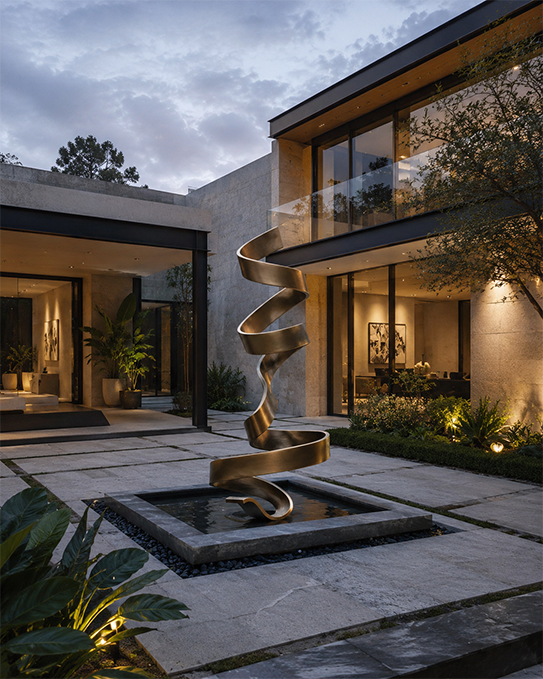 Sculpture Maroc abstraite installée dans une villa contemporaine avec bassin décoratif